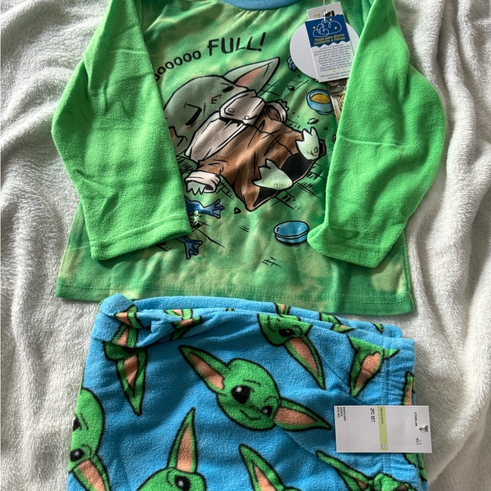 Brand new macys pajamas , never worn this one is a 2 piece yoda